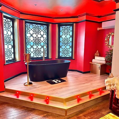 Beyond - Romantic Basement Apartment - Close To Beach - With Parking Bournemouth Bagian luar foto
