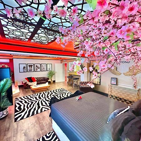 Beyond - Romantic Basement Apartment - Close To Beach - With Parking Bournemouth Bagian luar foto