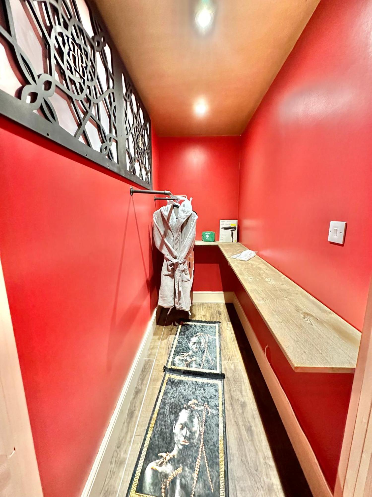 Beyond - Romantic Basement Apartment - Close To Beach - With Parking Bournemouth Bagian luar foto