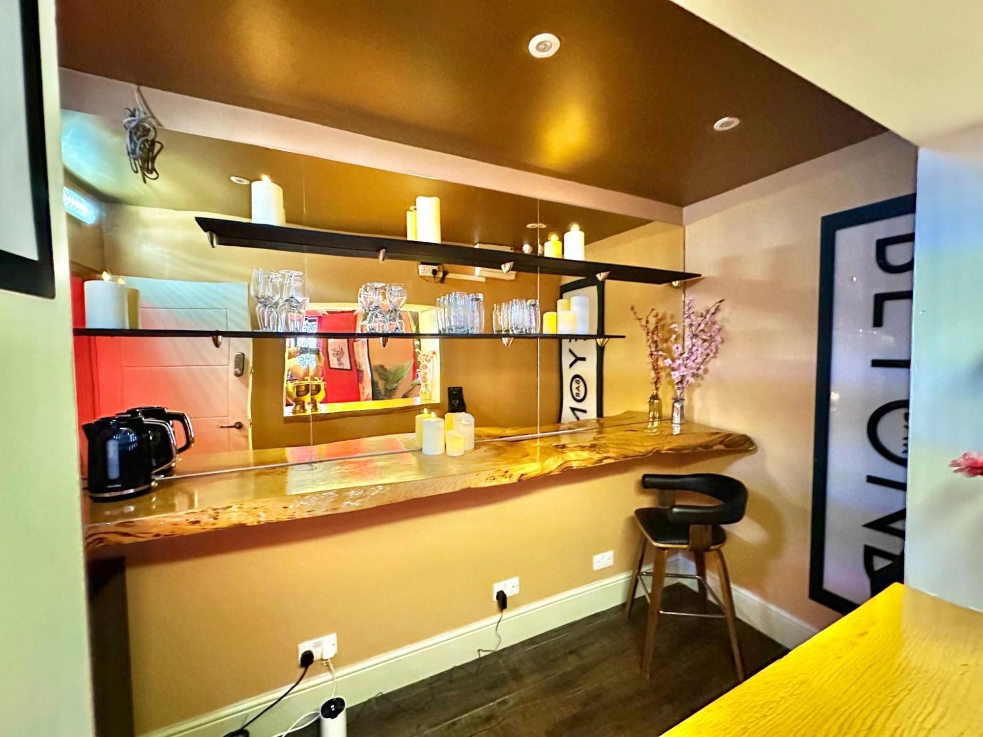 Beyond - Romantic Basement Apartment - Close To Beach - With Parking Bournemouth Bagian luar foto