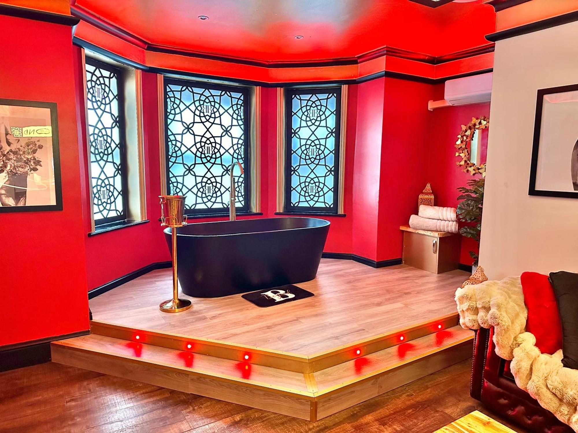 Beyond - Romantic Basement Apartment - Close To Beach - With Parking Bournemouth Bagian luar foto