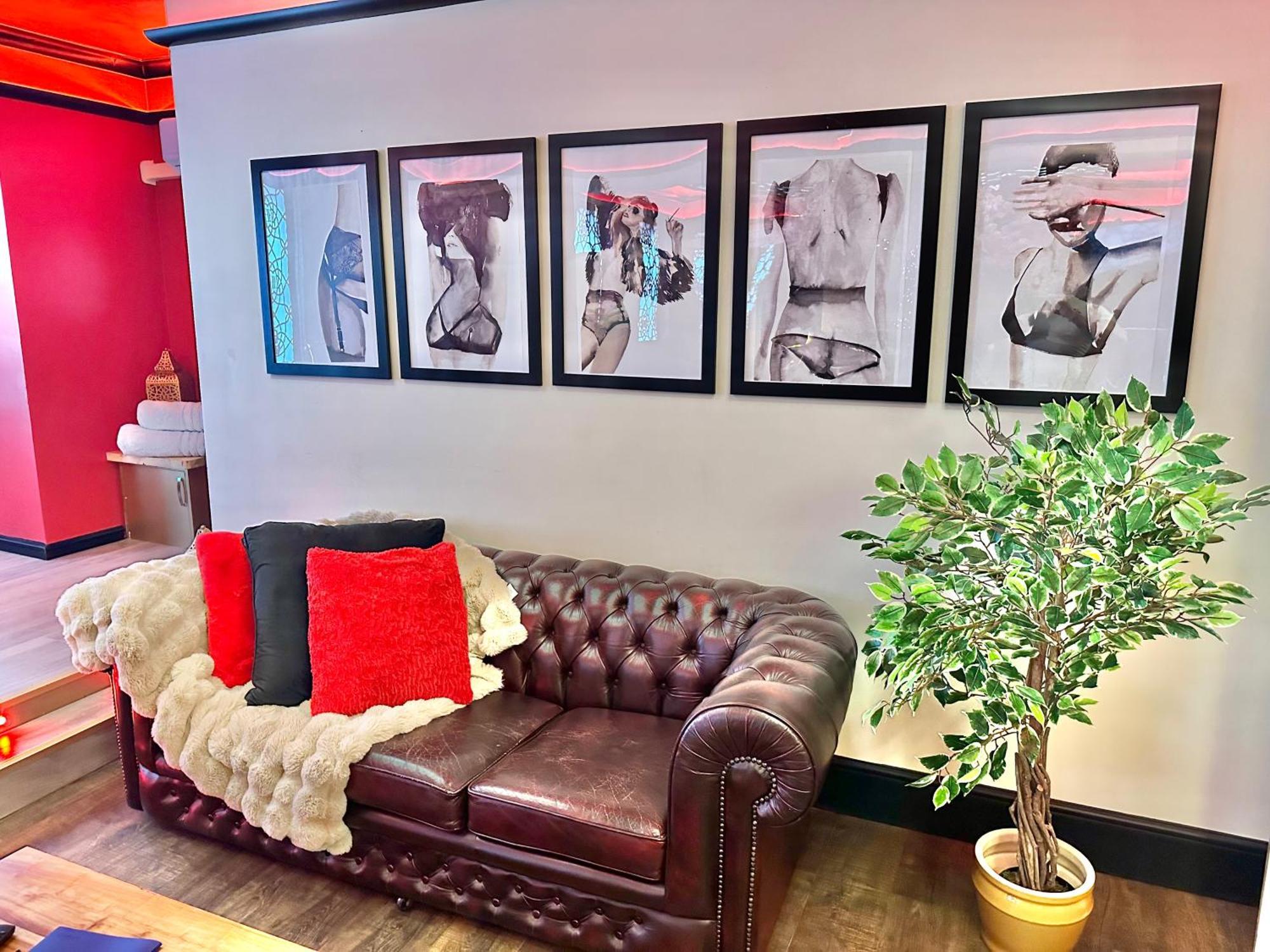 Beyond - Romantic Basement Apartment - Close To Beach - With Parking Bournemouth Bagian luar foto