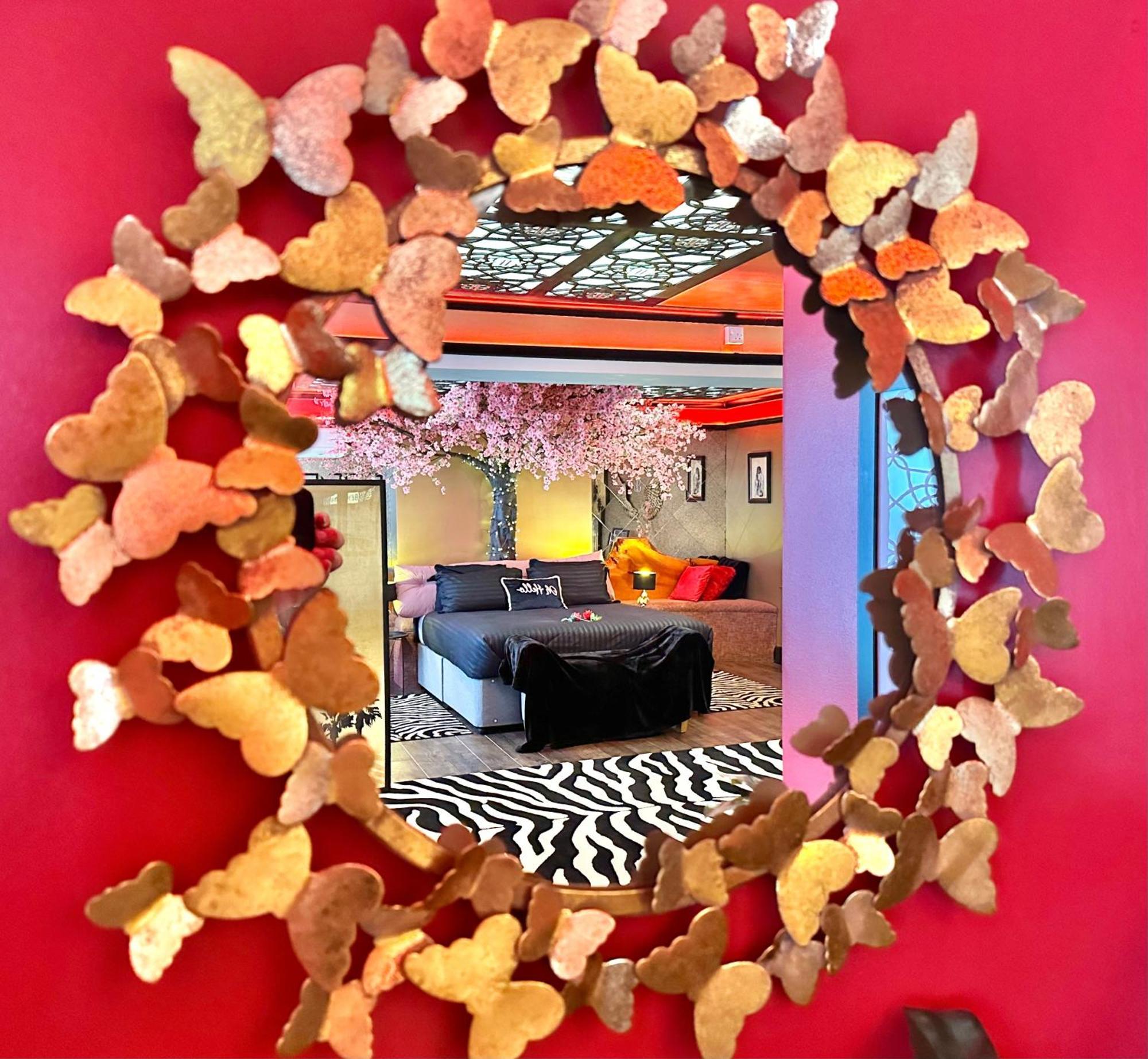 Beyond - Romantic Basement Apartment - Close To Beach - With Parking Bournemouth Bagian luar foto