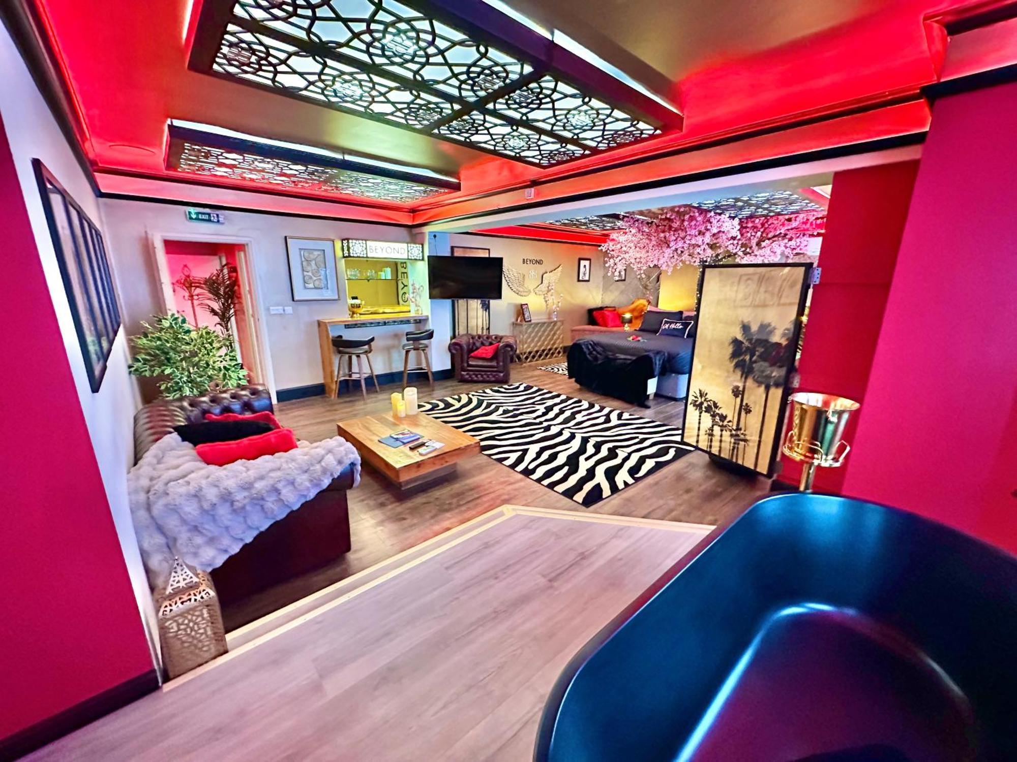 Beyond - Romantic Basement Apartment - Close To Beach - With Parking Bournemouth Bagian luar foto