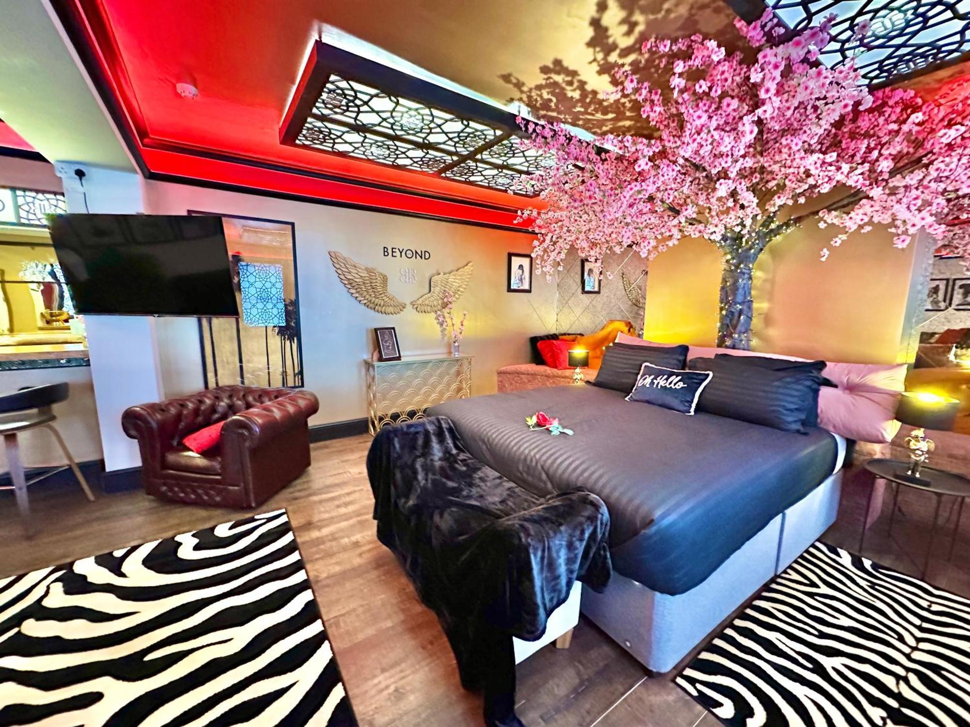 Beyond - Romantic Basement Apartment - Close To Beach - With Parking Bournemouth Bagian luar foto