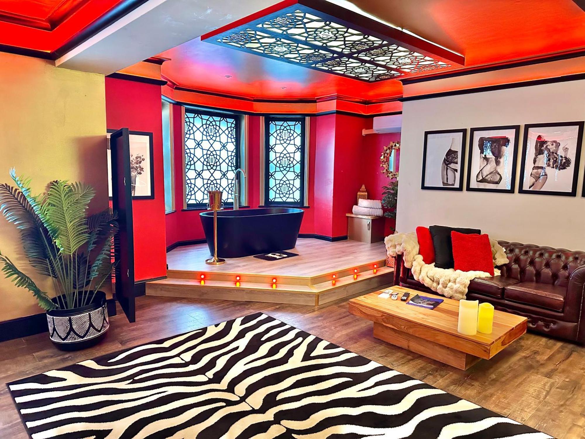 Beyond - Romantic Basement Apartment - Close To Beach - With Parking Bournemouth Bagian luar foto