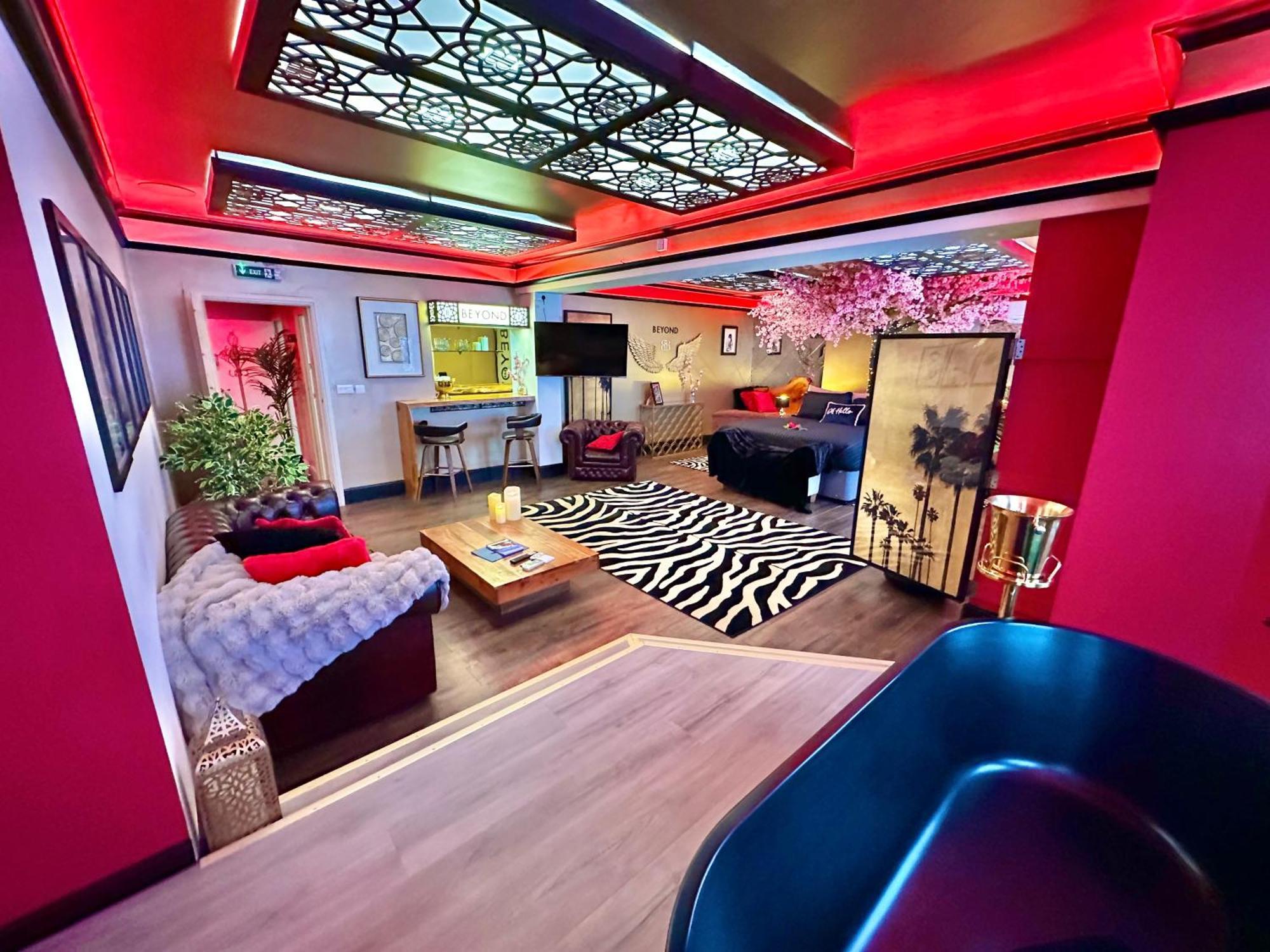 Beyond - Romantic Basement Apartment - Close To Beach - With Parking Bournemouth Bagian luar foto