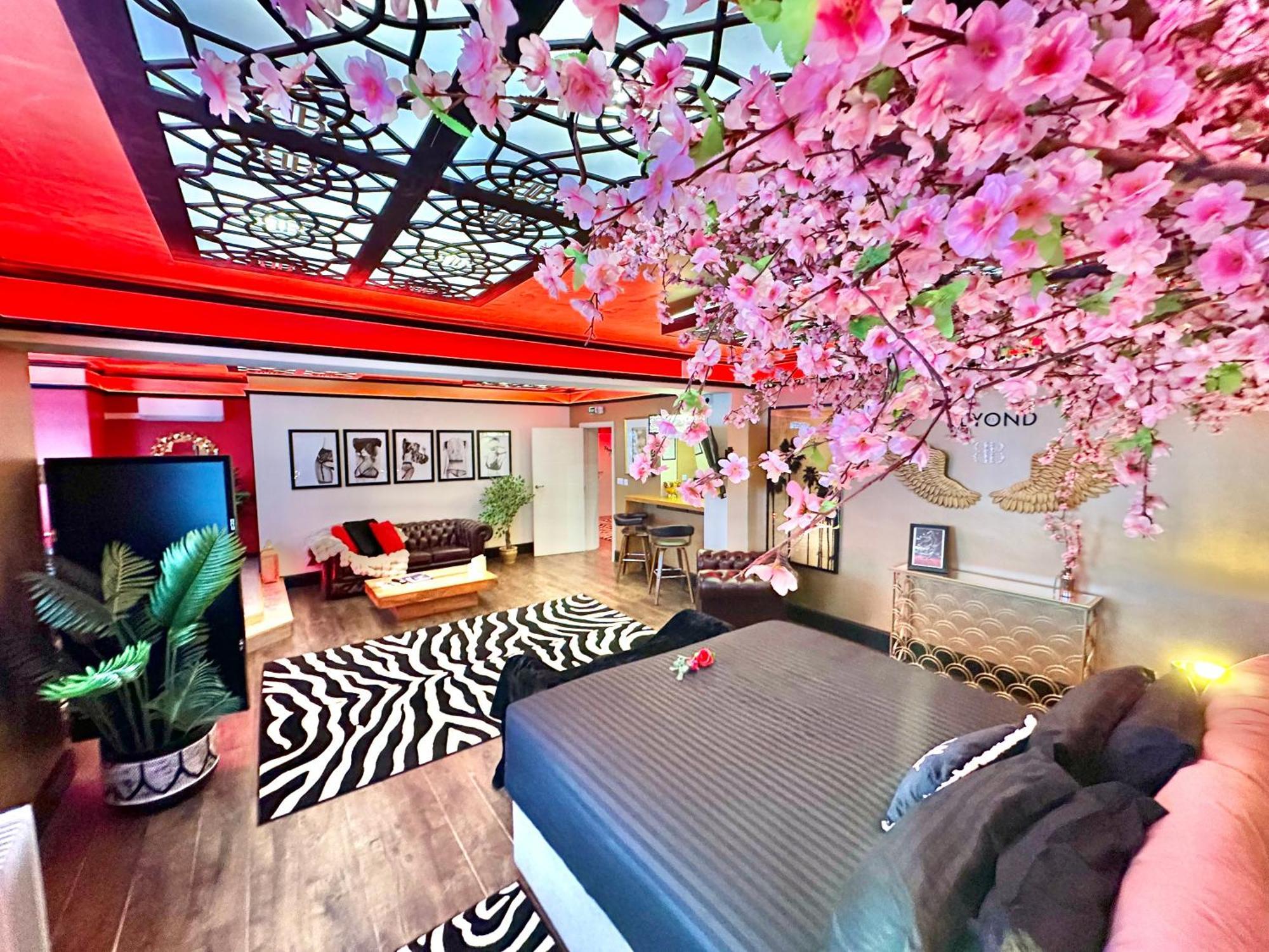 Beyond - Romantic Basement Apartment - Close To Beach - With Parking Bournemouth Bagian luar foto