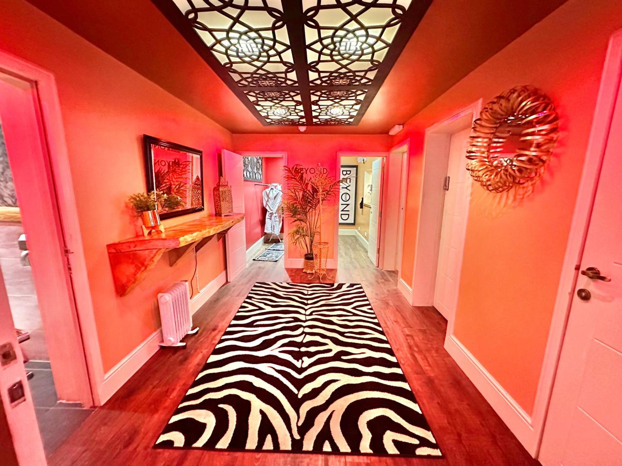 Beyond - Romantic Basement Apartment - Close To Beach - With Parking Bournemouth Bagian luar foto