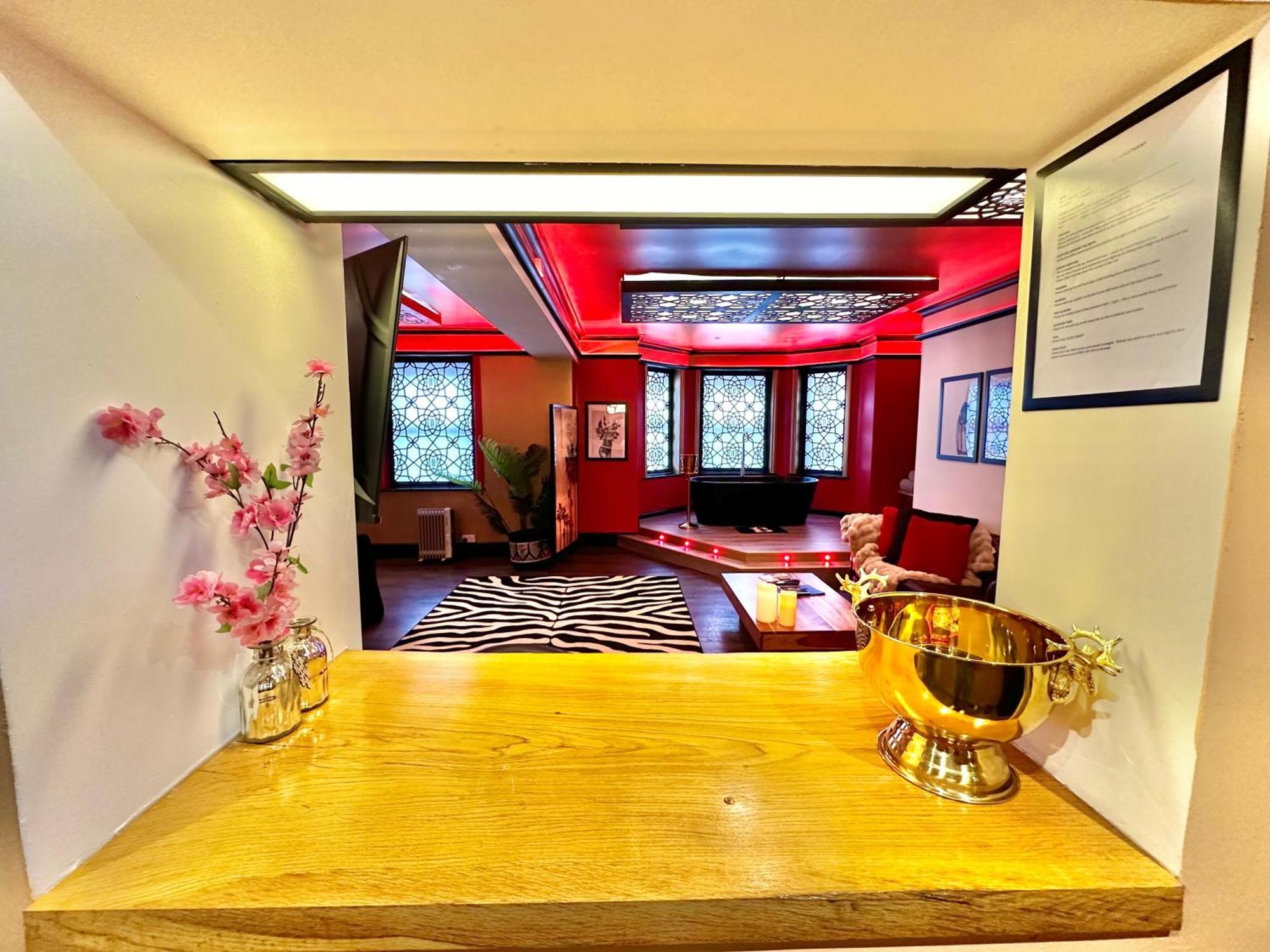 Beyond - Romantic Basement Apartment - Close To Beach - With Parking Bournemouth Bagian luar foto