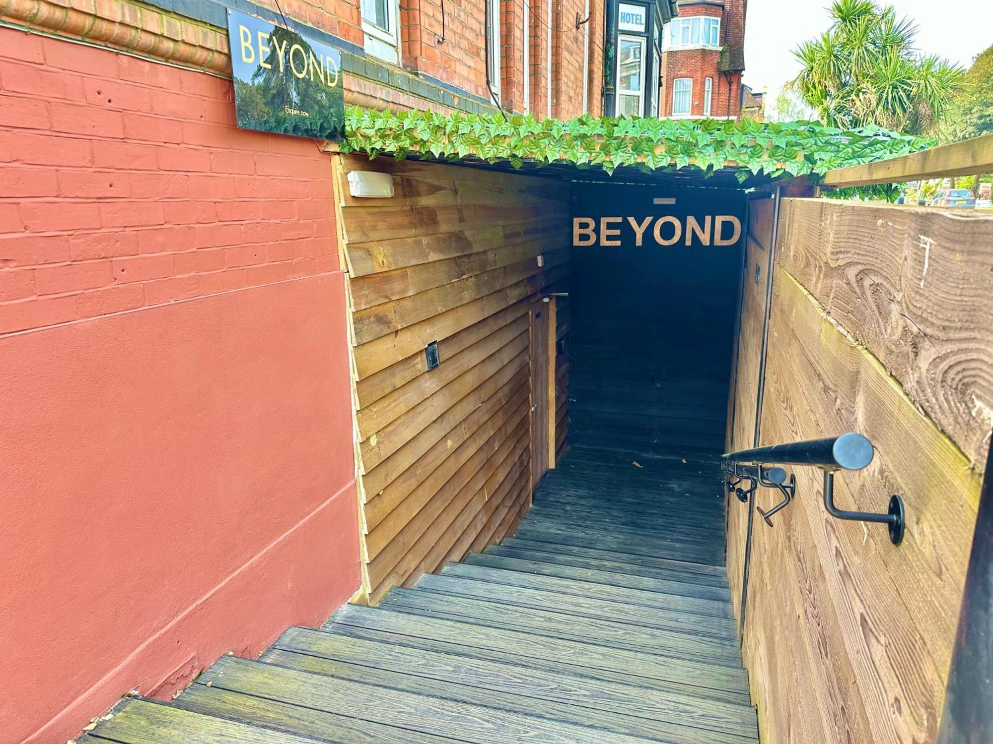 Beyond - Romantic Basement Apartment - Close To Beach - With Parking Bournemouth Bagian luar foto