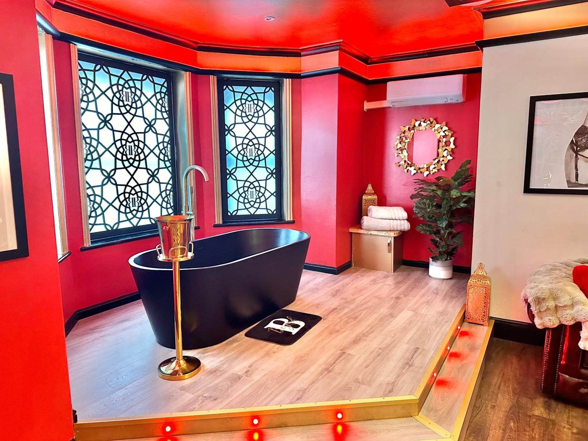 Beyond - Romantic Basement Apartment - Close To Beach - With Parking Bournemouth Bagian luar foto