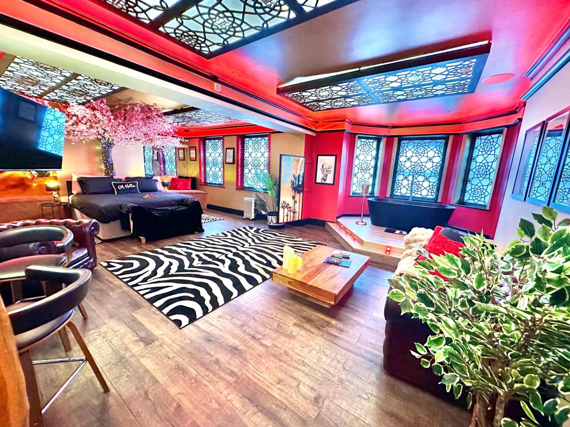 Beyond - Romantic Basement Apartment - Close To Beach - With Parking Bournemouth Bagian luar foto