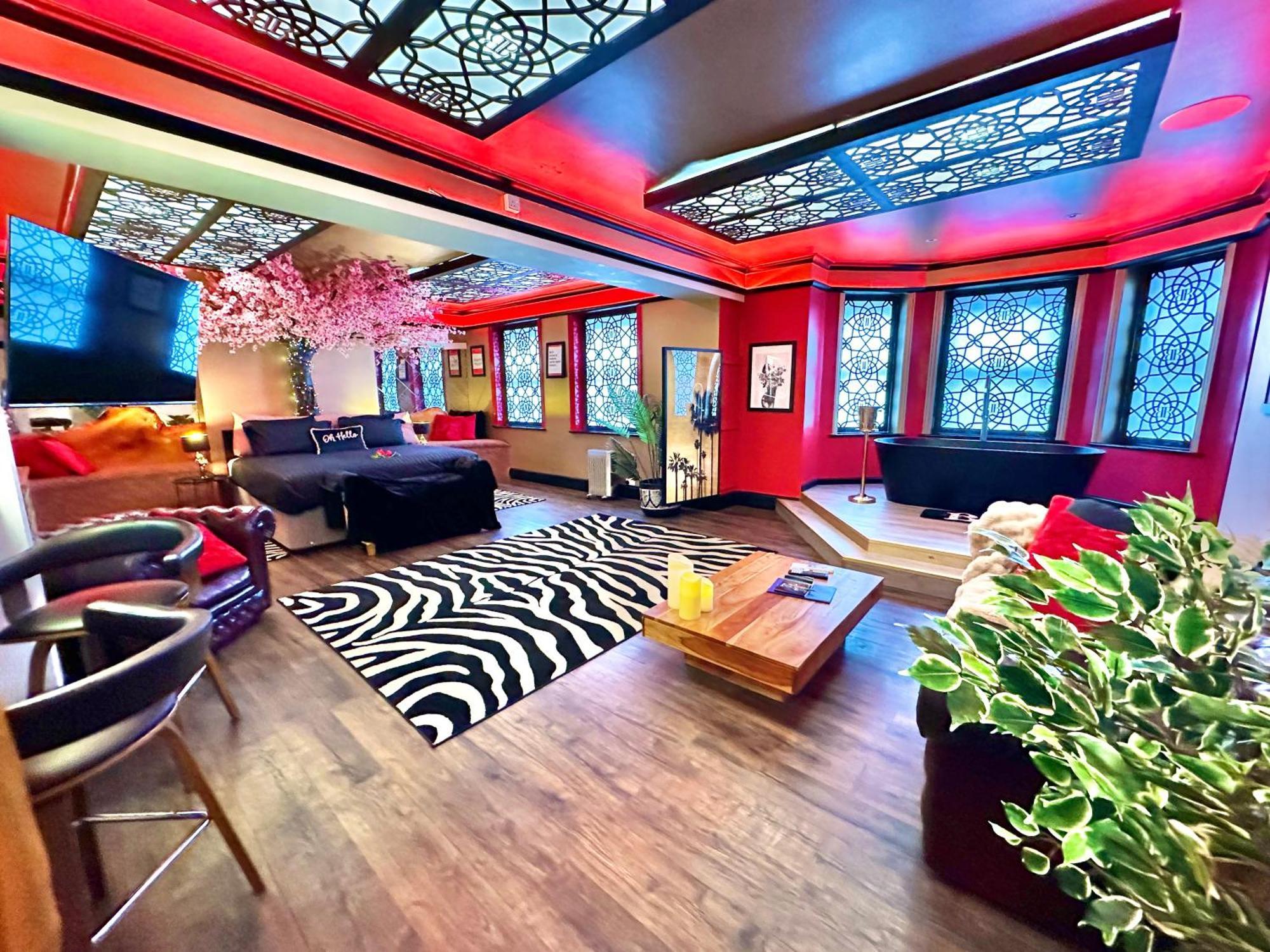 Beyond - Romantic Basement Apartment - Close To Beach - With Parking Bournemouth Bagian luar foto