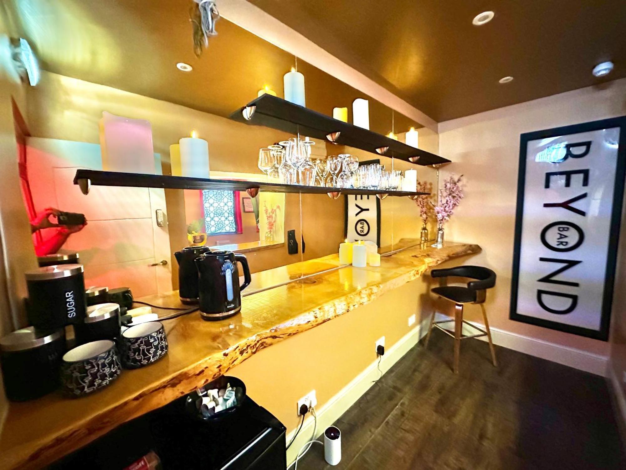 Beyond - Romantic Basement Apartment - Close To Beach - With Parking Bournemouth Bagian luar foto