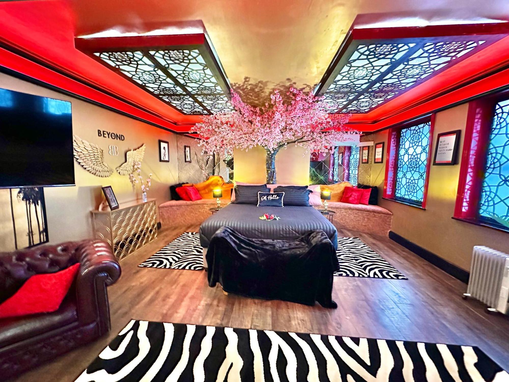 Beyond - Romantic Basement Apartment - Close To Beach - With Parking Bournemouth Bagian luar foto