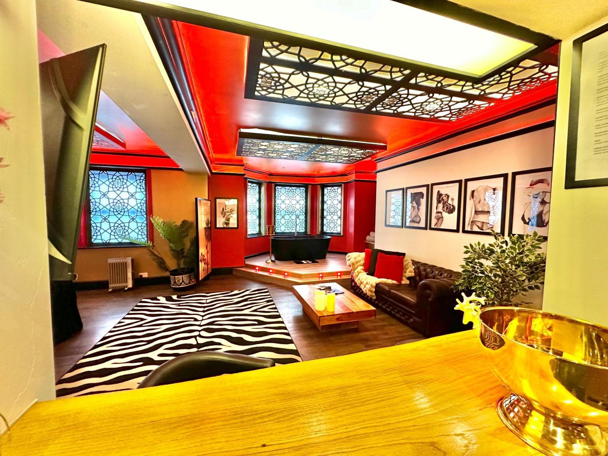 Beyond - Romantic Basement Apartment - Close To Beach - With Parking Bournemouth Bagian luar foto