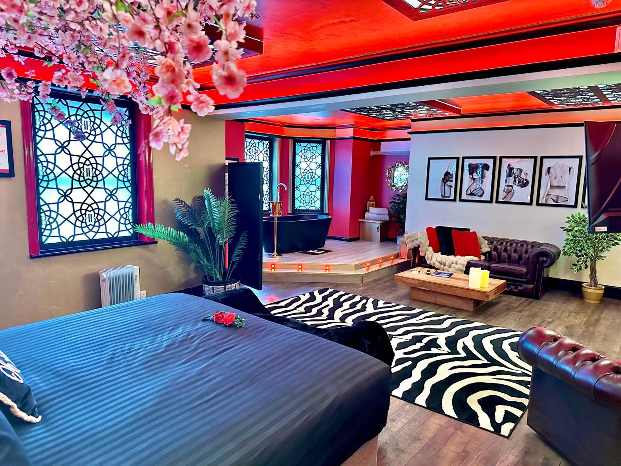 Beyond - Romantic Basement Apartment - Close To Beach - With Parking Bournemouth Bagian luar foto